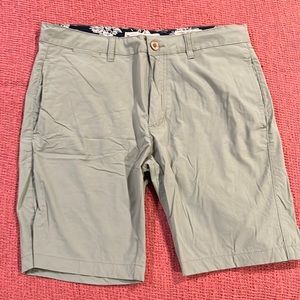 “Tailor Vintage” Green button up shorts, size 32 waist, lightly used, vintage